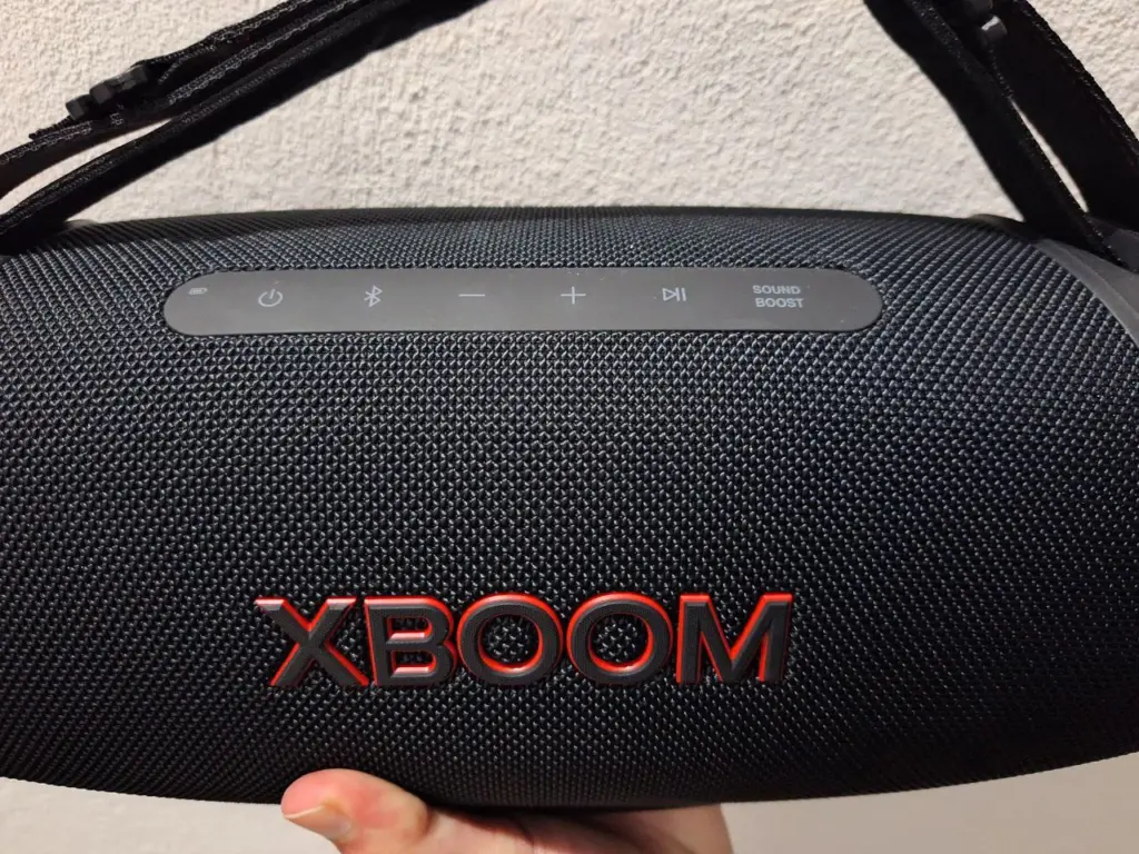 Parte frontal da xboom go xg8 com foco nos botões