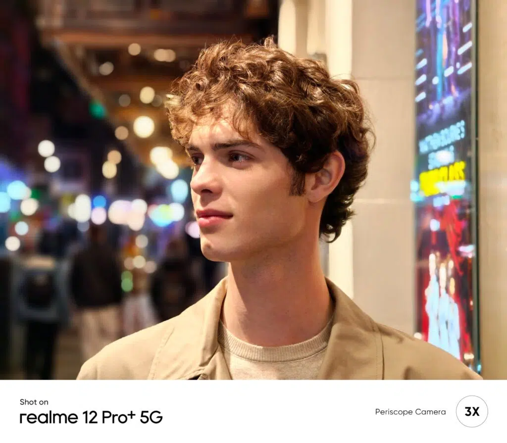 Foto de um homem branco com cabelo castanhos, na rua, tirada pela câmera traseira do realme 12 pro+