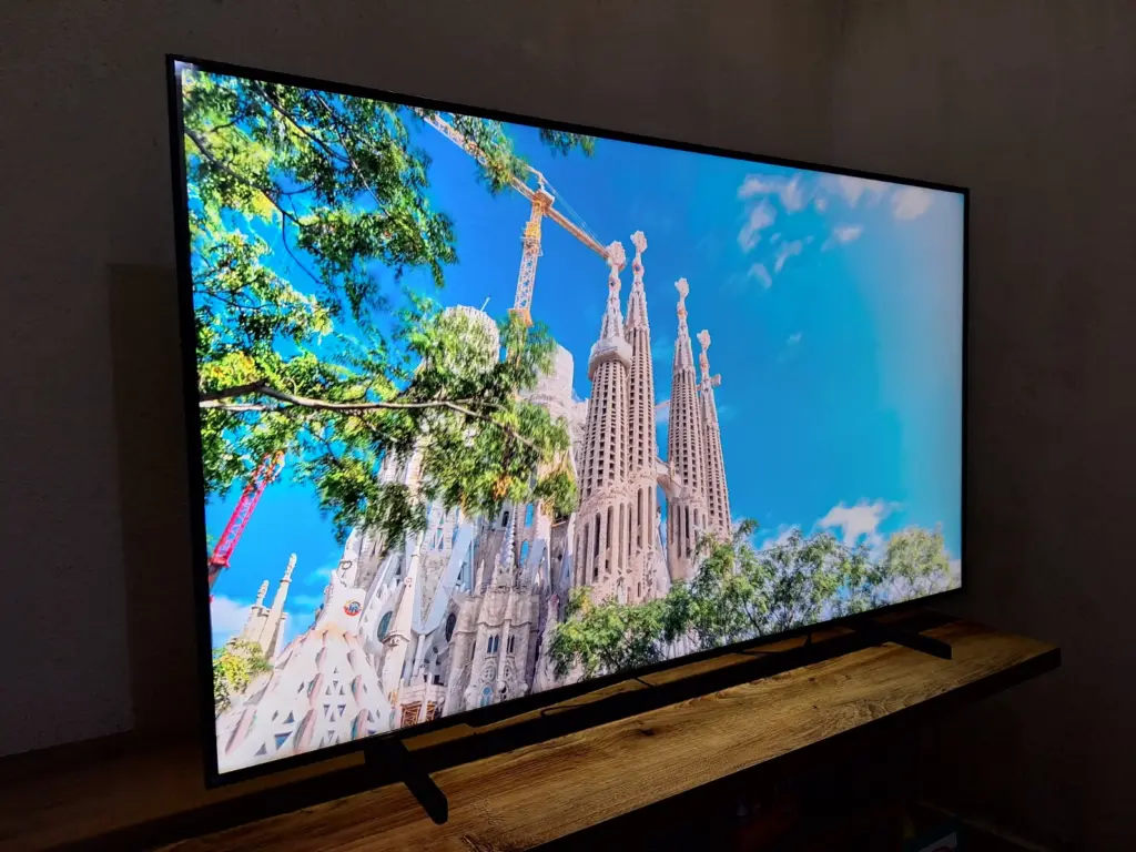 Smart tv qled q60d com paisagem com árvores e prédios sendo reproduzido