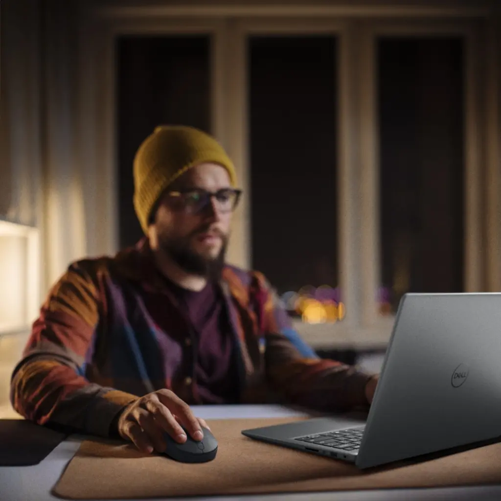 Homem usando dell silent mouse em seu dia a dia de trabalho