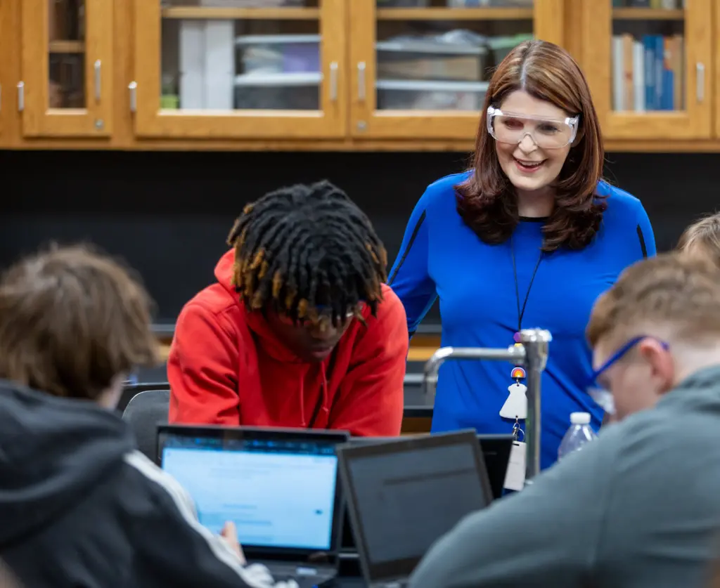 Alunos de escola usando plataforma khanmigo da khan academy e microsoft