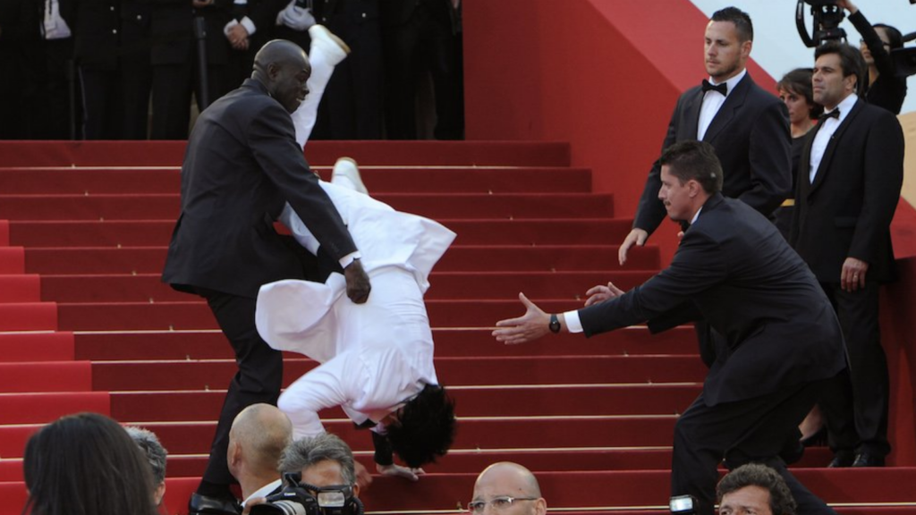 Homem cai no festival de cannes.