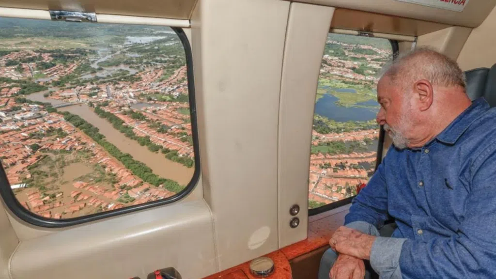 Lula sobrevoa cidades atingidas por fortes chuvas no rio grande do sul.