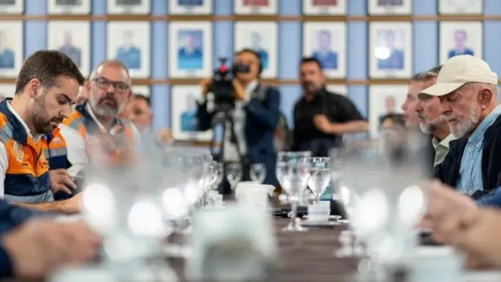 Parlamentares discutem propostas para ajudar o rio grande do sul.