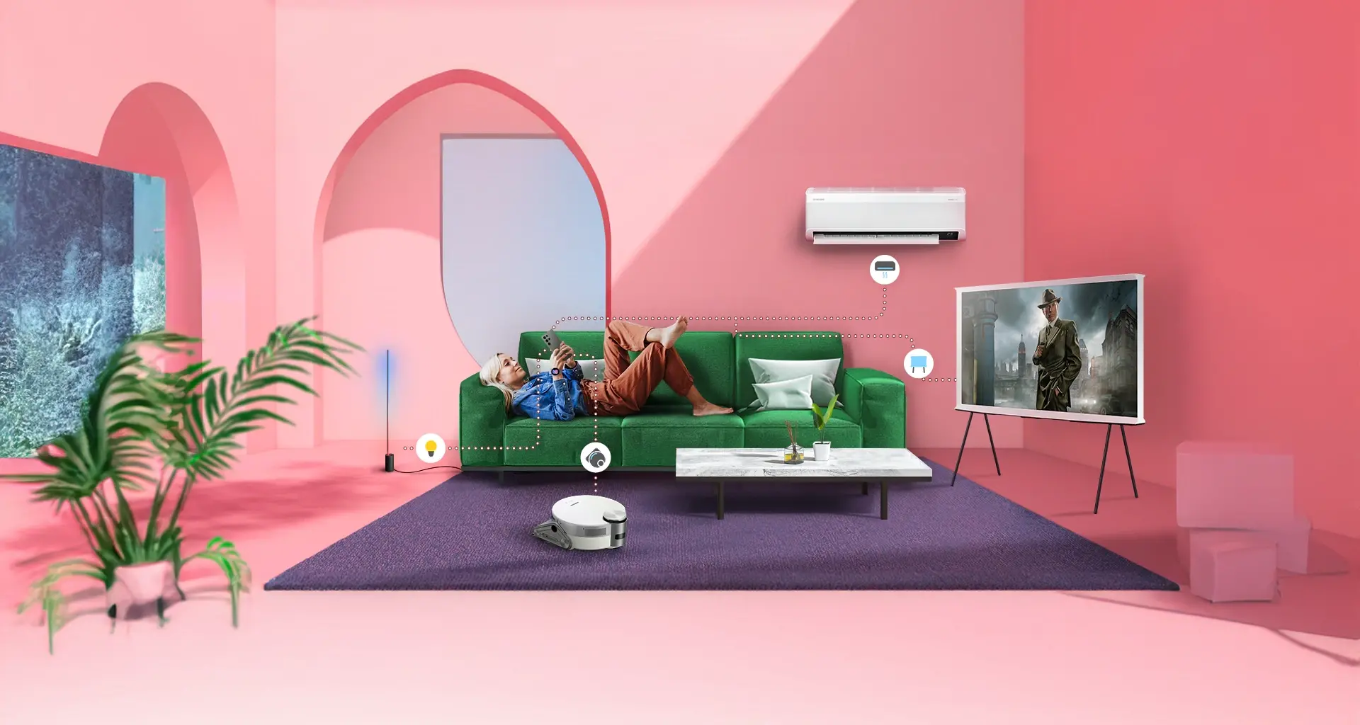 Casa com interior cor de rosa, com uma mulher sentada no sofá controlando seus eletrodomésticos pelo celular com o smartthings da samsung