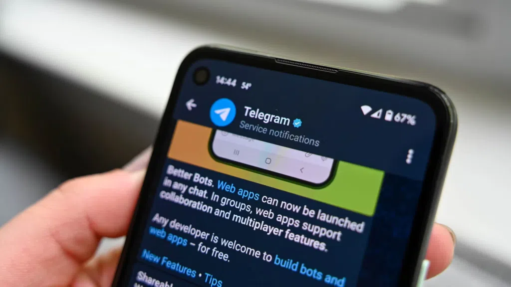 Smartphone android rodando o aplicativo do telegram