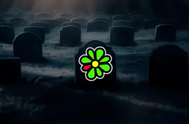 Logomarca do icq sobre um túmulo em um cemitério, sombrio