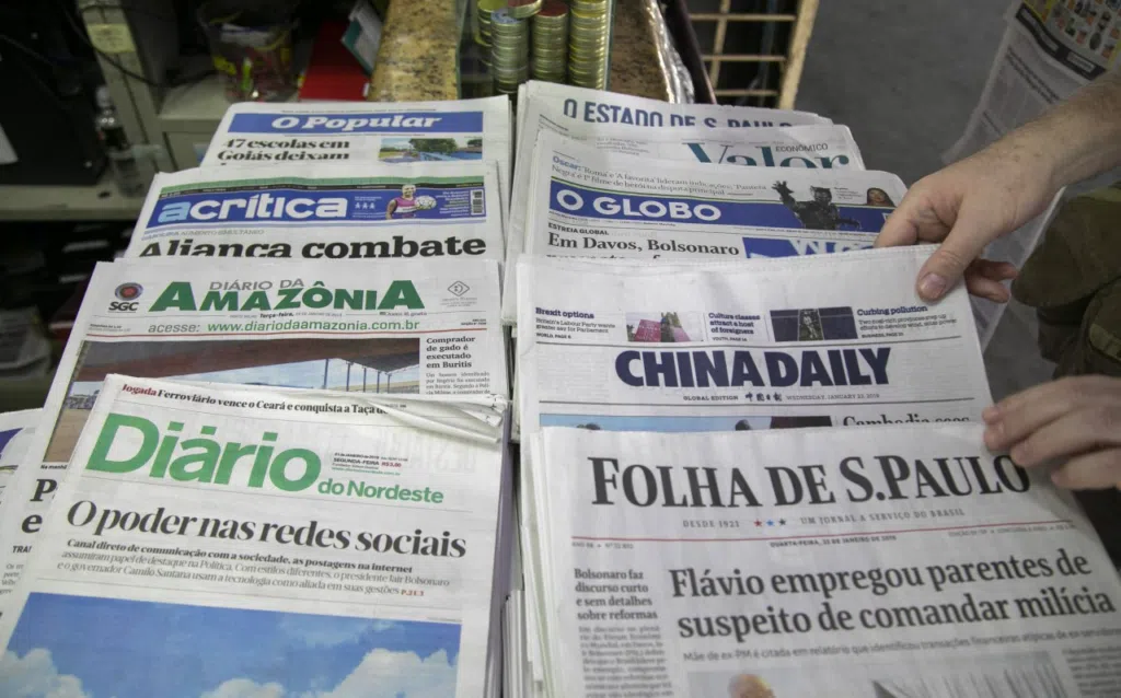 Jornais impressos em uma banca de jornal