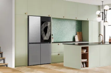 三星推出定制人工智能家庭中枢冰箱，门上配有 32 英寸屏幕