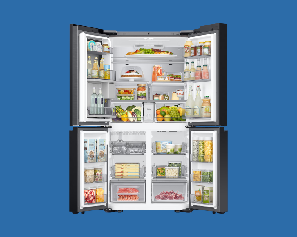 Samsung lança geladeira bespoke ai family hub com tela de 32” na porta. Modelo é o primeiro equipado com ai vision inside, que monitora os alimentos disponíveis na geladeira, sugerindo receitas e até mesmo alertando sobre suas datas de vencimento