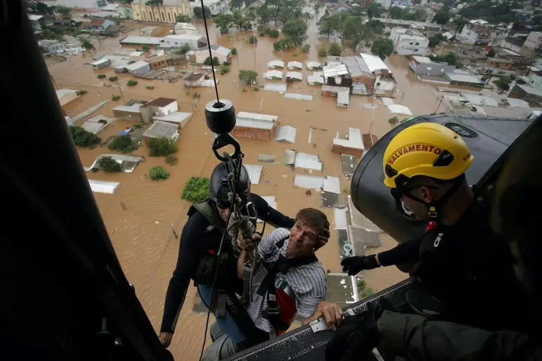 As pessoas que não conseguiram evacuar suas cidades foram resgatadas na medida do possível. Imagem: terra