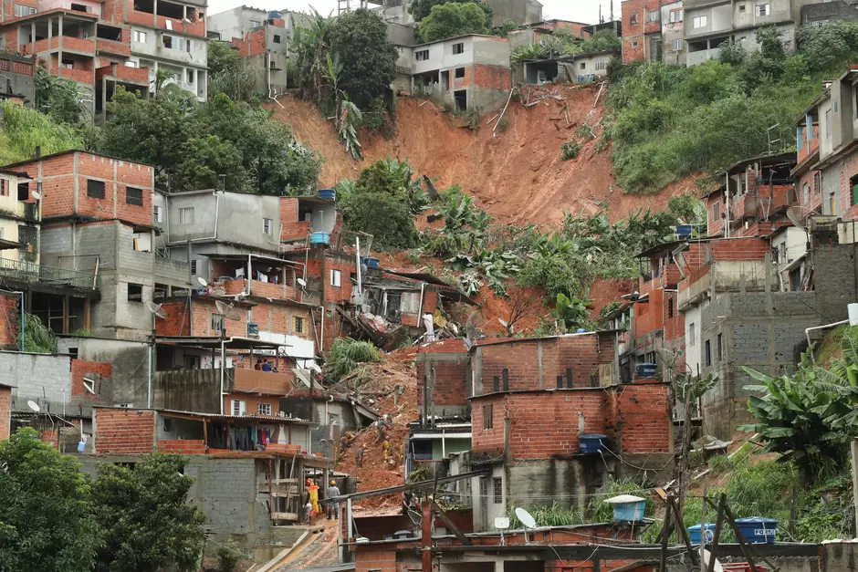 Locais passarão pelo processo de "desedificar", que envolve a remoção de estruturas urbanas em áreas de risco e a reconstrução em locais mais seguros. Imagem: terra