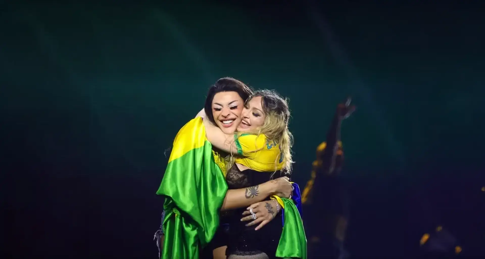 Madonna faz show histórico no brasil, o maior da carreira. Show gratuito da cantora nas praia de copacabana bateu recorde, com 1. 6 milhão de pessoas. Veja os melhores momentos