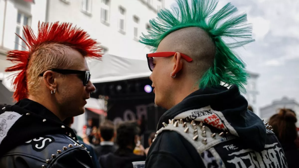 Explorando a essência da subcultura, os punks desafiam convenções e expressam sua rebeldia através da música, moda e atitude