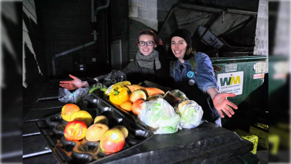 Além de resgatar alimentos, os dumpsterdivers também buscam conscientizar a sociedade sobre o desperdício de alimentos, compartilhando fotos e informações nas redes sociais