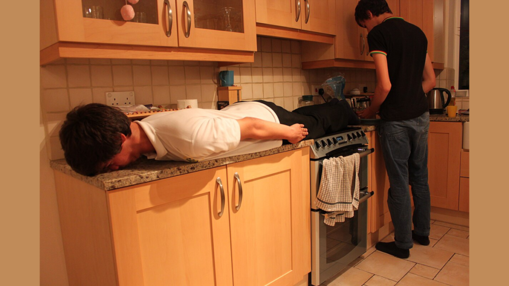 Um homem "planking" na cozinha