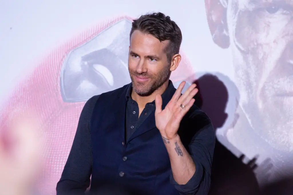 A imagem mostra o ator ryan reynolds durante a premirère de deadpool 2.