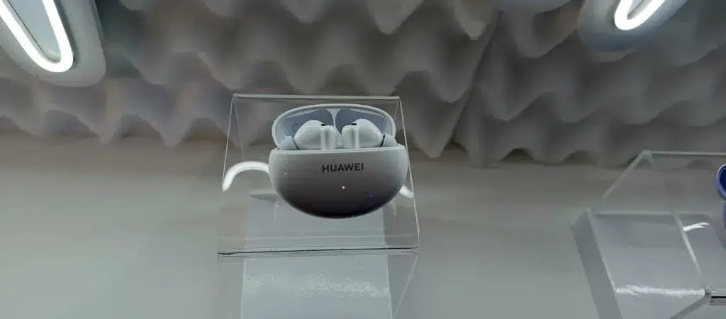 Huawei lança freebuds 6i no brasil com bateria de até 35 horas. Empresa promete melhor duração de bateria e cancelamento de ruído que analisa som externo para melhor experiência