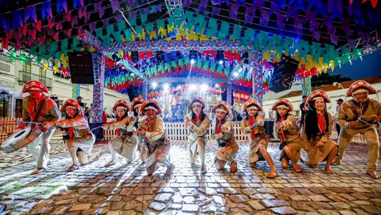 Festa junina: onde se divertir em são paulo, rio de janeiro, paraná e outros estados. Arraiais e quermesses estão mais na moda do que nunca e conquistam o coração dos brasileiros. Veja os melhores