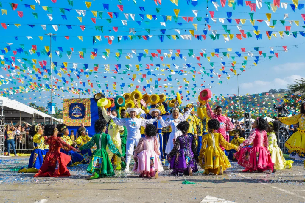 Festa junina: onde se divertir em são paulo, rio de janeiro, paraná e outros estados. Arraiais e quermesses estão mais na moda do que nunca e conquistam o coração dos brasileiros. Veja os melhores