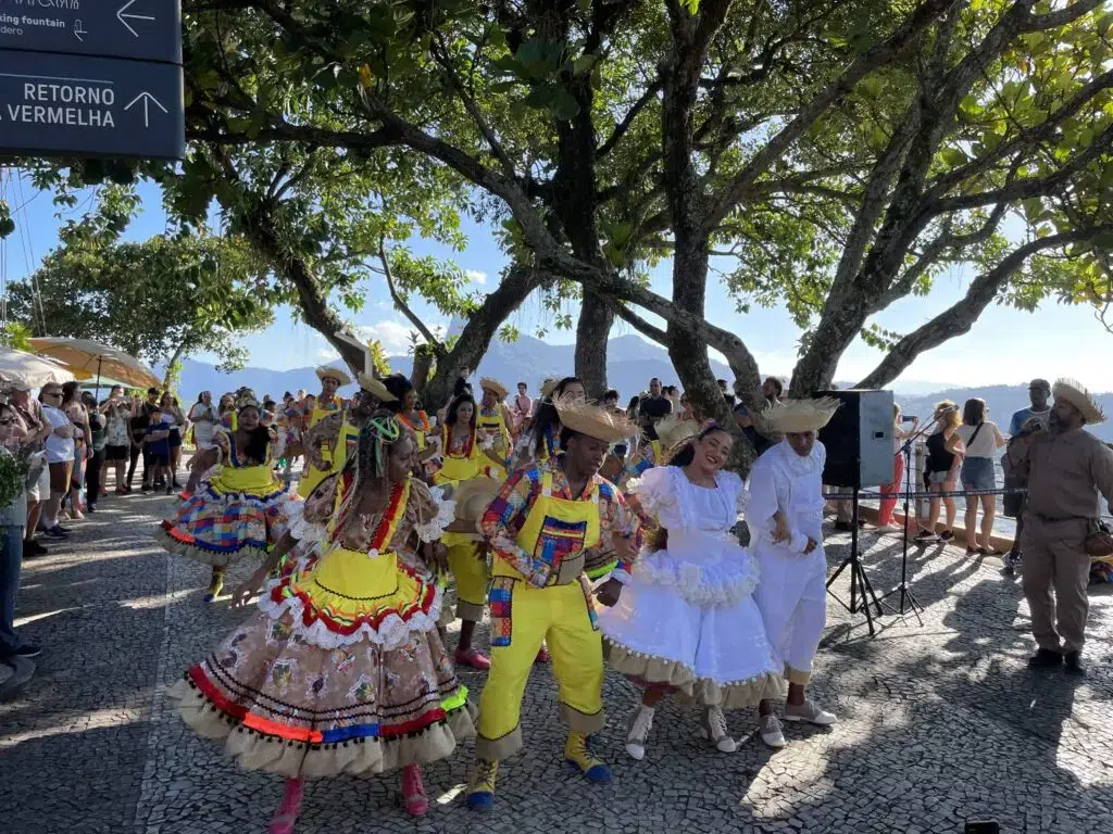 Festa junina: onde se divertir em são paulo, rio de janeiro, paraná e outros estados. Arraiais e quermesses estão mais na moda do que nunca e conquistam o coração dos brasileiros. Veja os melhores