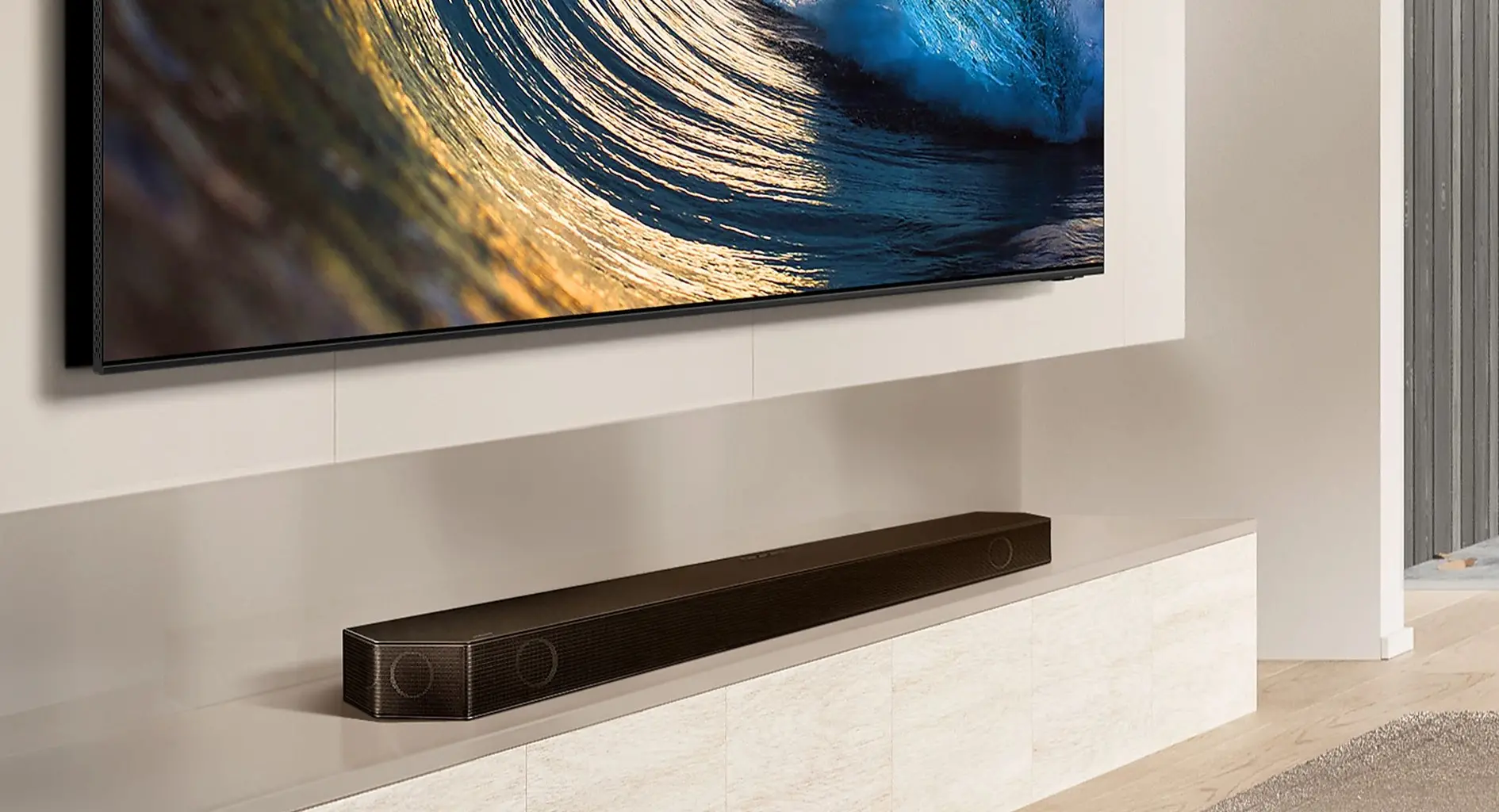 A imagem mostra um modelo de soundbar samsung a fim de ilustrar a matéria sobre os novos produtos da categoria.