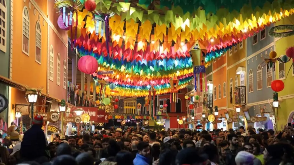 Festa junina: onde se divertir em são paulo, rio de janeiro, paraná e outros estados. Arraiais e quermesses estão mais na moda do que nunca e conquistam o coração dos brasileiros. Veja os melhores