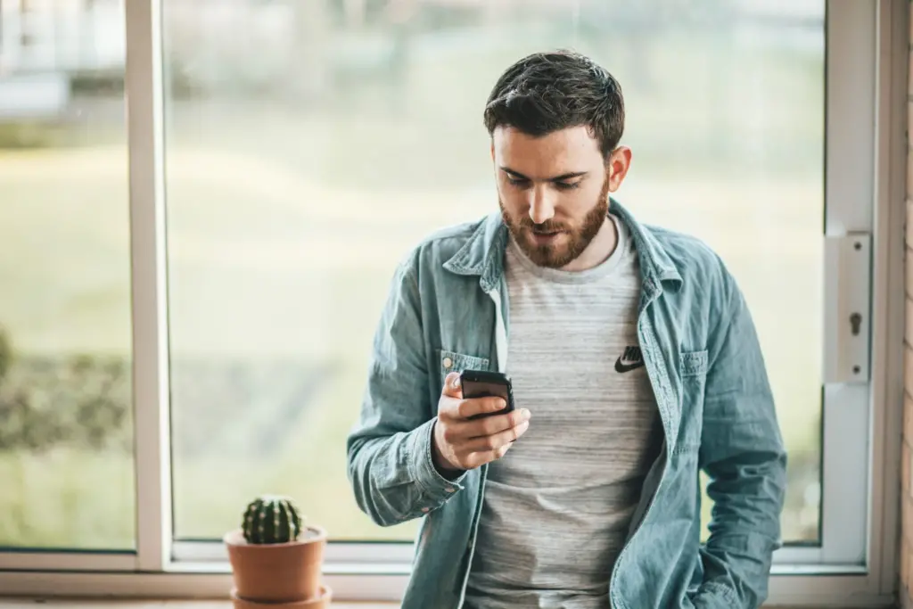 Homem tentando recuperar pagamento de pix pelo smartphone