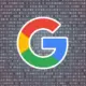 Logo do google sobre fundo com código binário