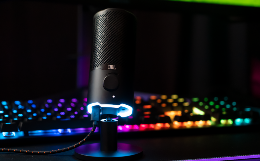 O jbl quantum é um exemplo de microfone gamer com iluminação rgb que indica quando o microfone está ligado ou desligado / imagem: jbl