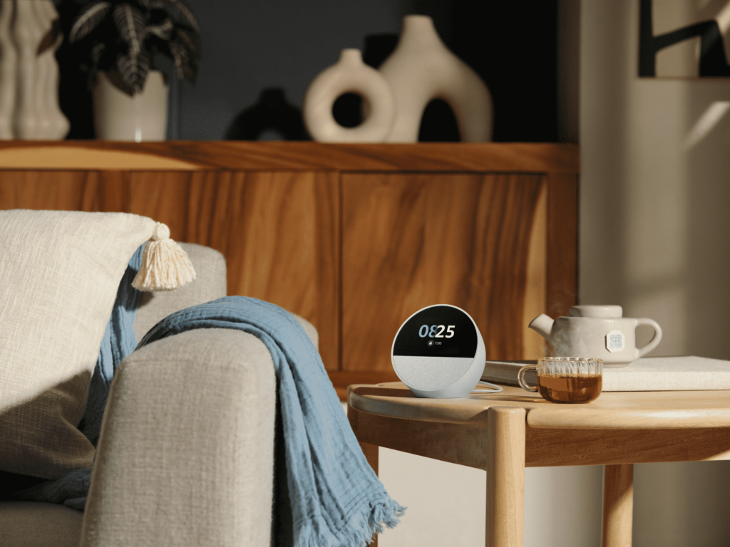 Amazon lança echo spot, com tela de 2,5 polegadas, por r$ 579. Aparelho com alexa pode ser usado para fazer chamadas com amigos e familiares, além de alto-falante para música. Conheça detalhes!