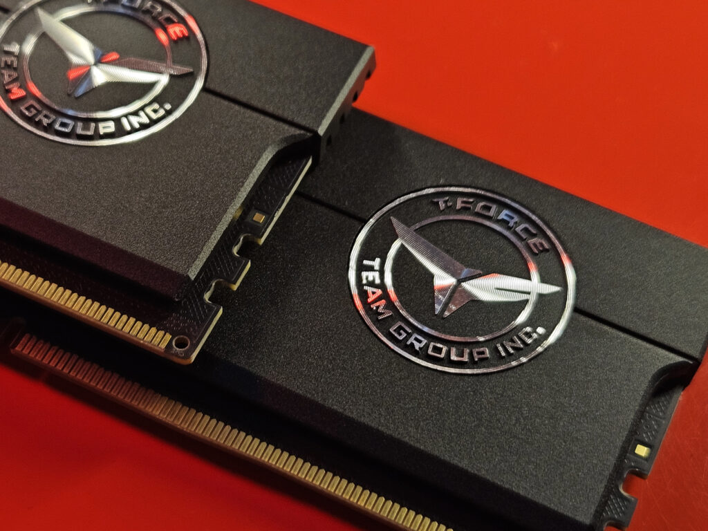 Memória ram t-force, memória ram xtreem ddr5, memória ram gamer, memória ram de alto desempenho em fundo vermelho