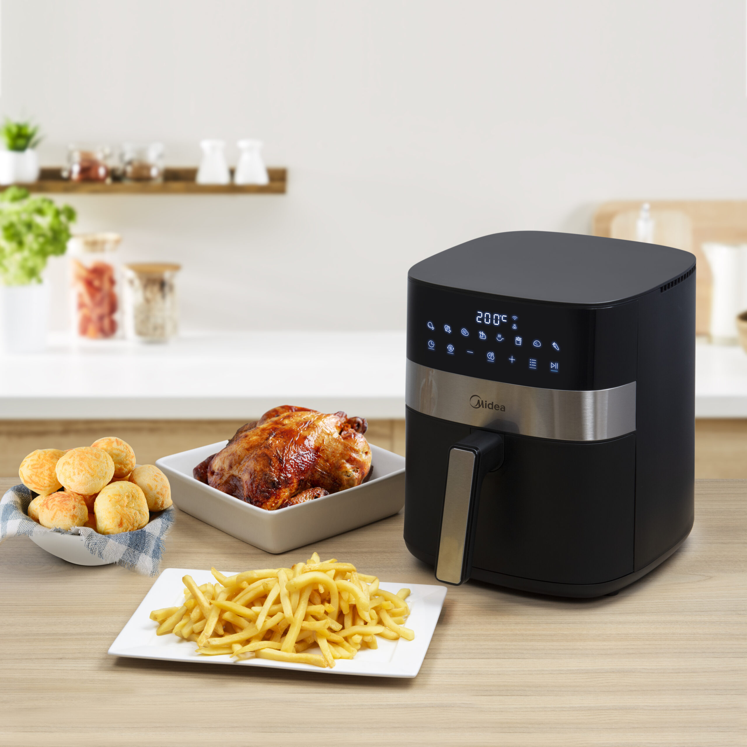 A fritadeira air fryer 4l inox é o lançamento da midea no campo das fritadeiras sem óleo. (foto: reprodução)