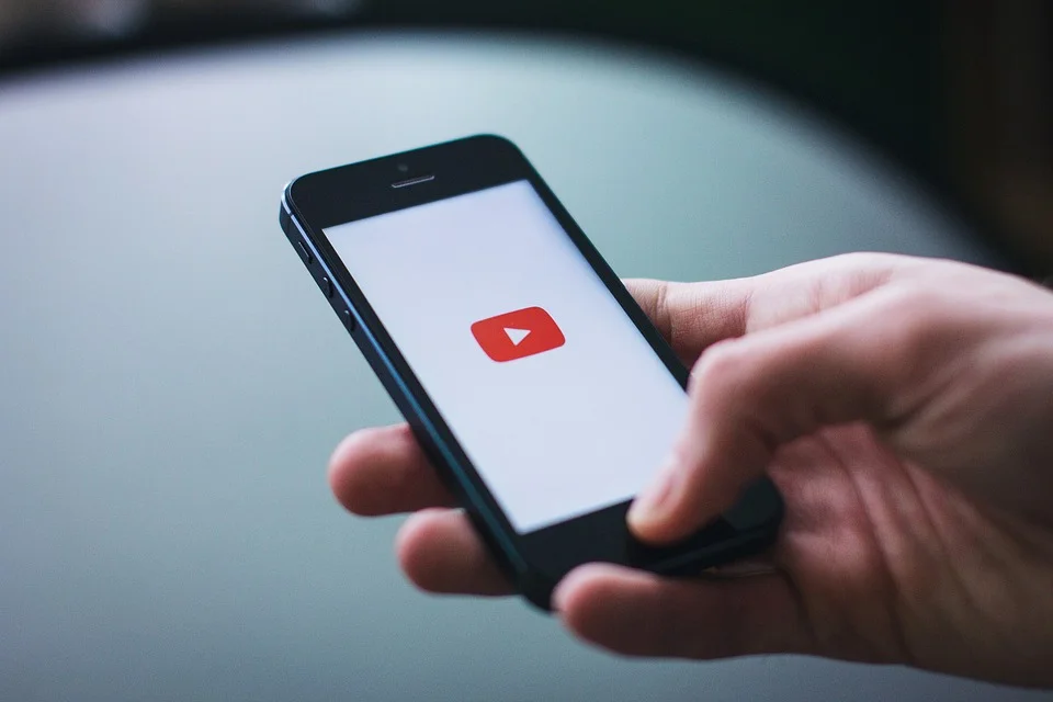 Pessoa acessando o youtube por um smartphone