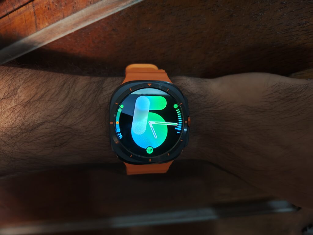 Review: galaxy watch ultra tem ótima bateria e monitoramento premium. Processador mais eficiente entrega duração de bateria para mais de um dia e modelo entrega monitoramento completo de sono, exercícios e saúde. Veja o que achamos!