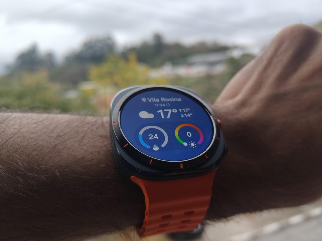 Galaxy watch ultra mostrando informações do clima