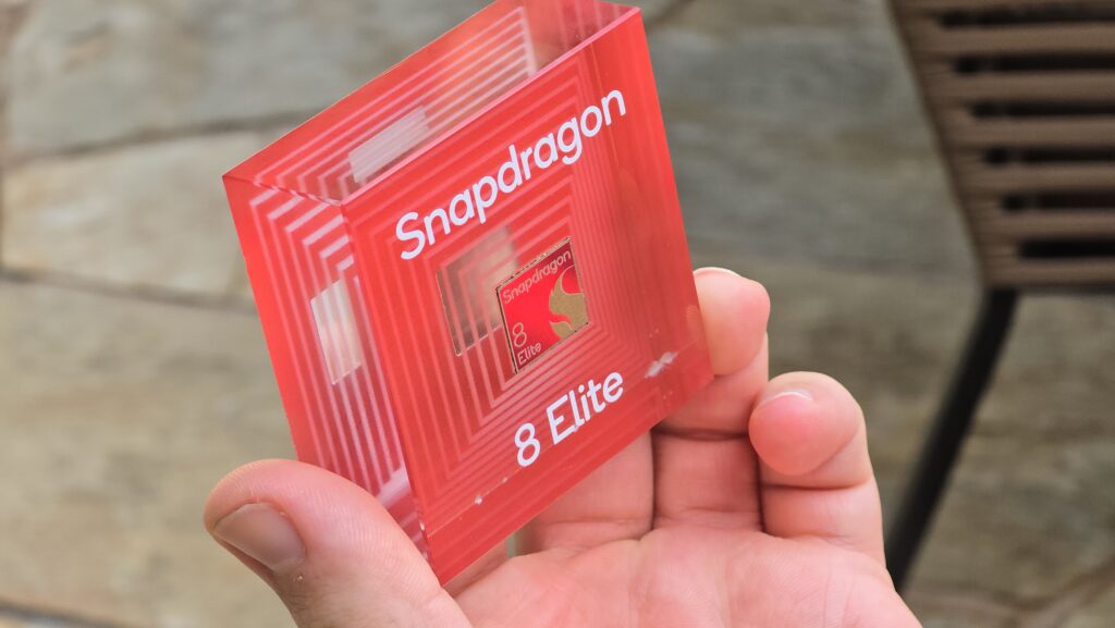 Qualcomm lança snapdragon 8 elite para os smartphones e tablets de 2025. Novo processador deve estar presente nos topos de linha como o galaxy s25 em 2025 e entrega 45% mais desempenho e 27% menos consumo de energia