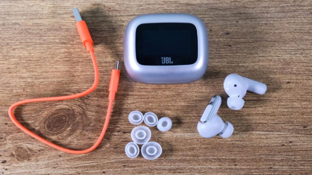 Na caixa do jbl live beam 3, há o carregador usb-c de fácil encaixe, a case e seus fones, além de cinco tamanhos de espumas siliconadas para trocar caso seja necessário. (foto: reprodução/android police)