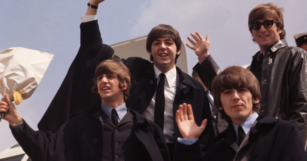 Beatles descendo de um avião