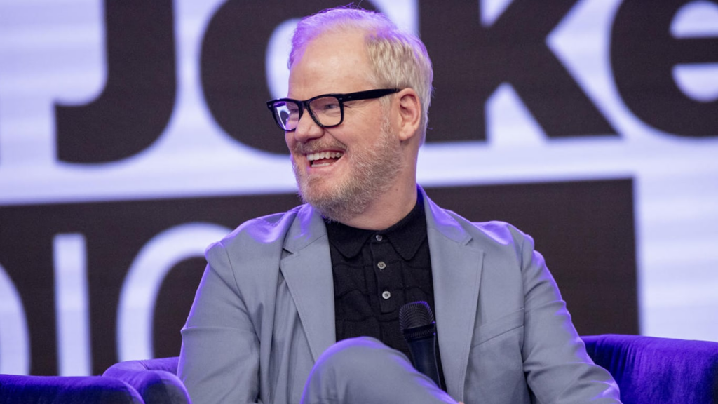 Jim gaffigan sorrindo em entrevista