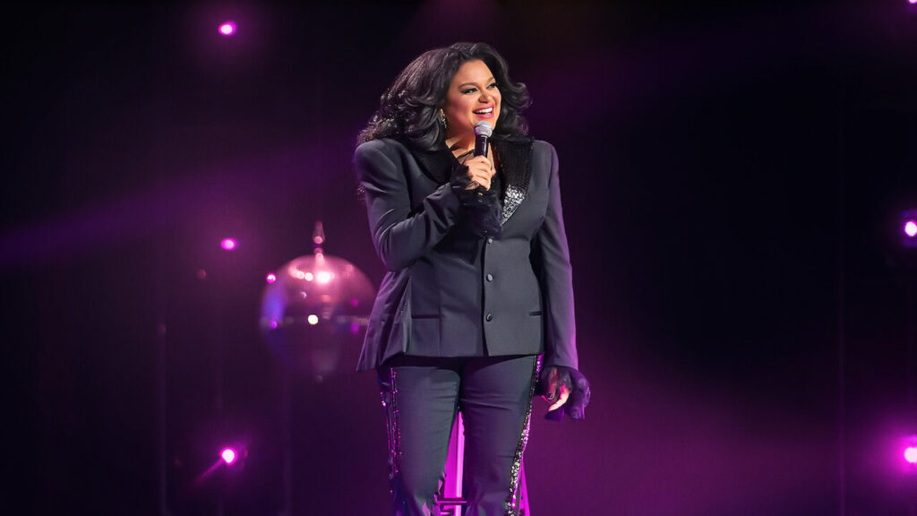 Imagem promocional de michelle buteau no radio city music hall / fonte: netflix