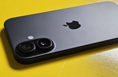 Iphone 16 preto em fundo amarelo