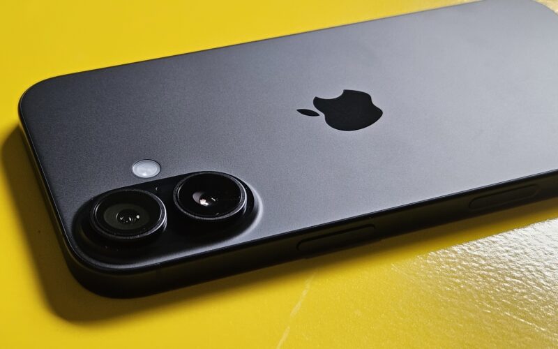 Iphone 16 preto em fundo amarelo