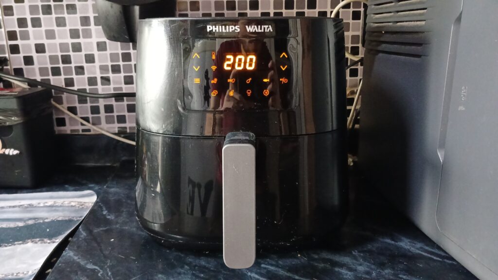 A airfryer philips walita essential xl é toda preta com material em plástico, resistente e consideravelmente pesada. (foto: reprodução/showmetech/enzo sapio monello)