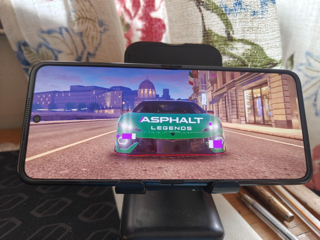 Motorola razr 50 rodando asphalt 9