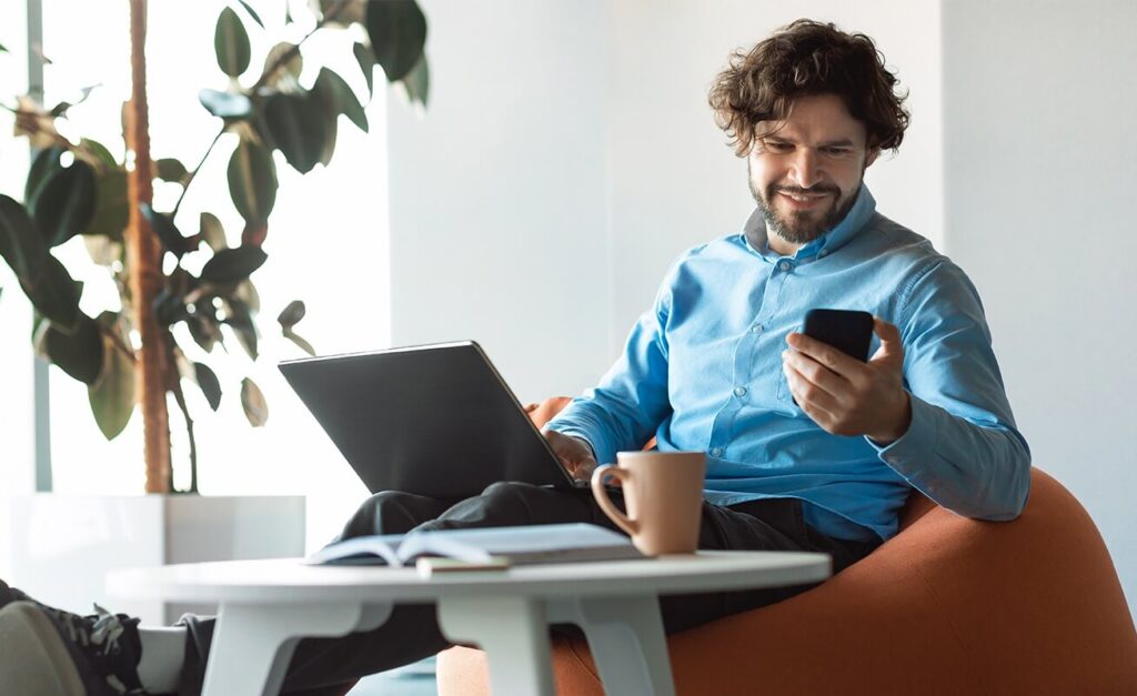 Homem fazendo uso de vpn gratuita