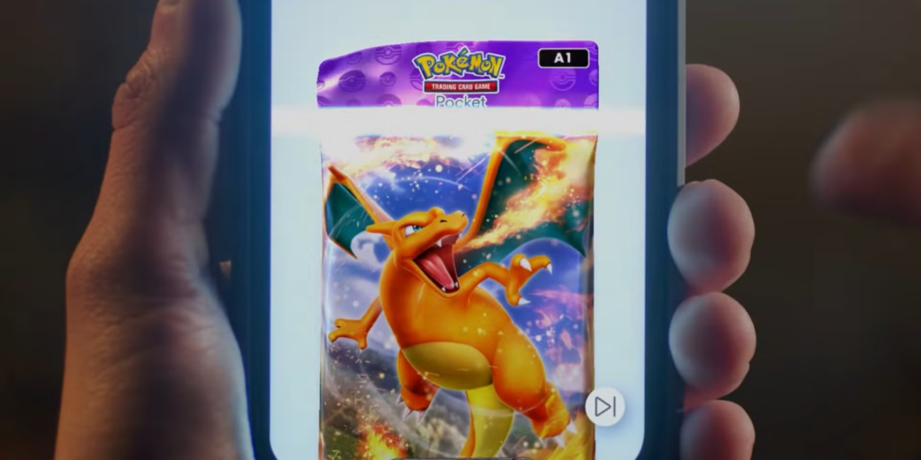 Uma mão segurando um smartphone com pokémon tcg pocket nele