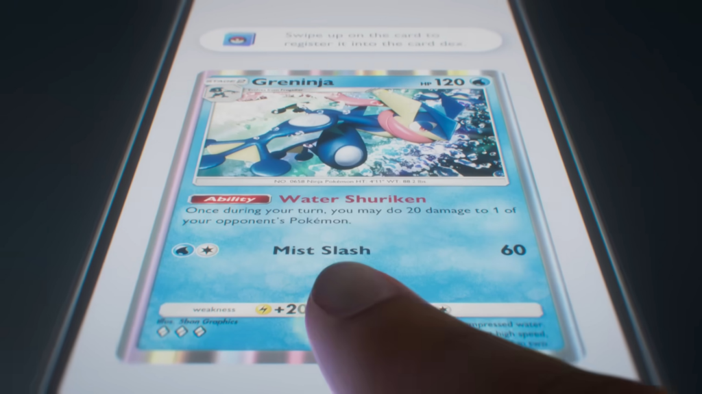 Uma pessoa com um smartphone com uma carta do pokémon tcg pocket nele