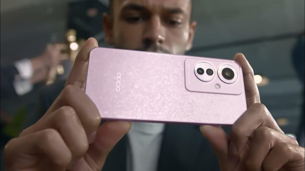 Homem negro usando oppo reno11 f 5g para tirar fotos