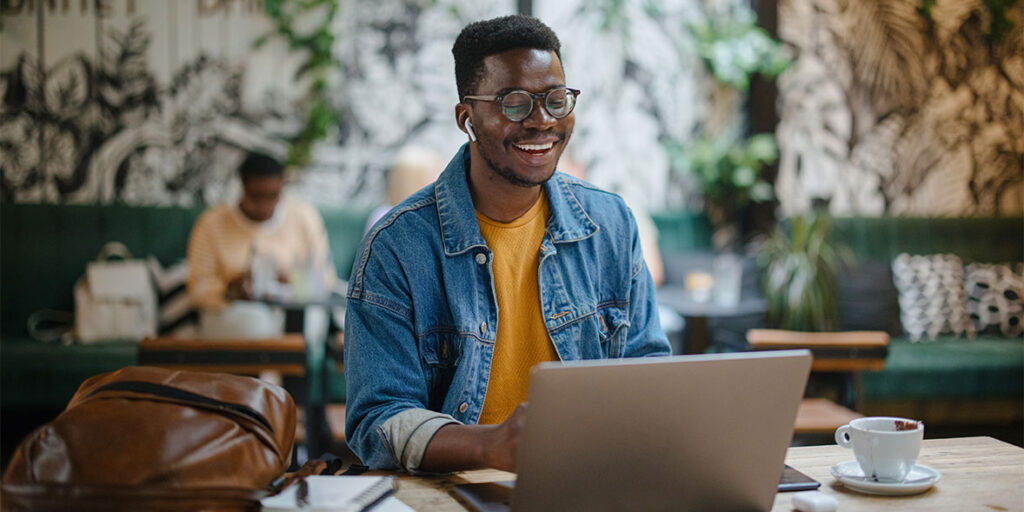 Homem negro usando uma vpn gratuita em seu notebook